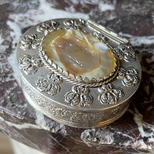 Objects of Vertu  - Silver snuff box with an agate intaglio of Saint Jerome
