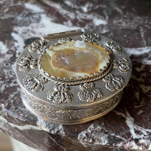 Silver snuff box with an agate intaglio of Saint Jerome - 