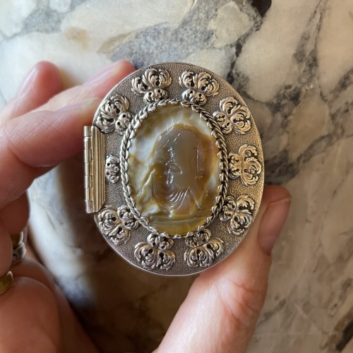 17th century - Silver snuff box with an agate intaglio of Saint Jerome
