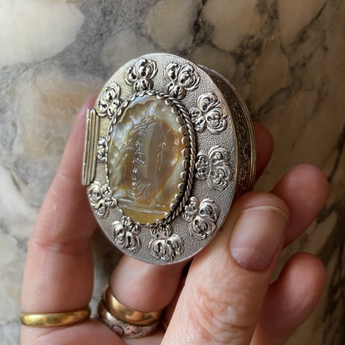 Silver snuff box with an agate intaglio of Saint Jerome - 