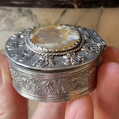 Antiquités - Silver snuff box with an agate intaglio of Saint Jerome