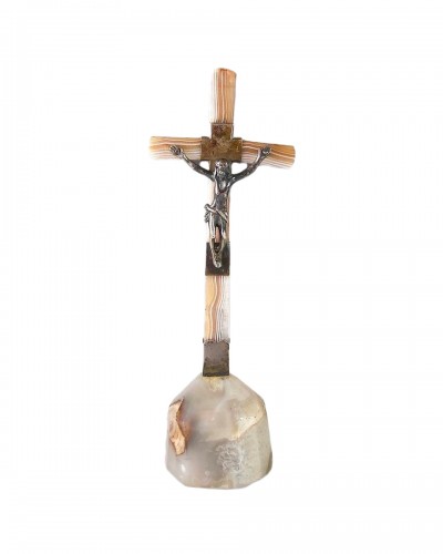 Croix d'autel en agate montée d'argent.
