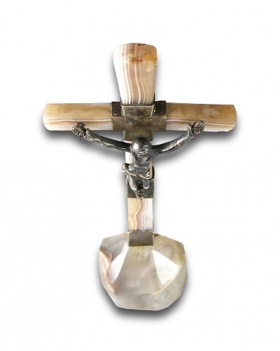 Art sacré, objets religieux  - Croix d'autel en agate montée d'argent.