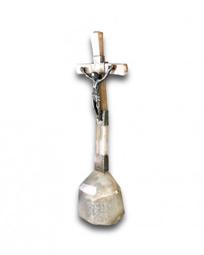  - Croix d'autel en agate montée d'argent.