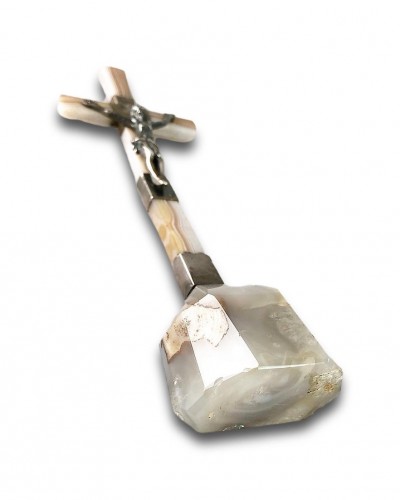 Antiquités - Croix d'autel en agate montée d'argent.