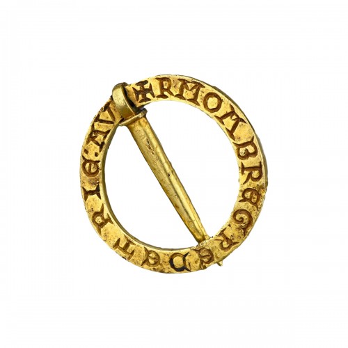Broche en forme d'anneau en or médiévale historiquement documentée. Français/anglais,