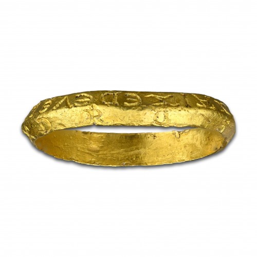 XIe au XVe siècle - Bague à breloques magique en or avec inscriptions talismaniques