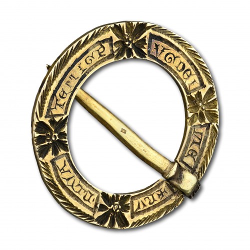 A Medieval gold ring brooch - 