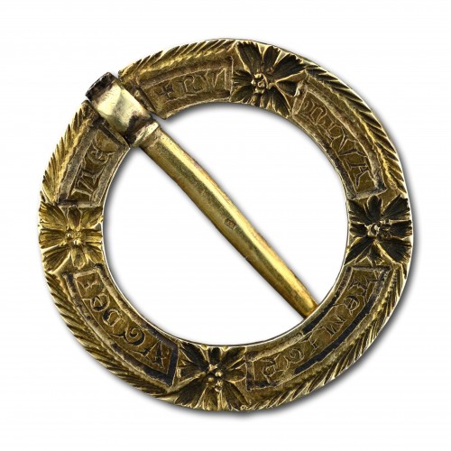 A Medieval gold ring brooch - 