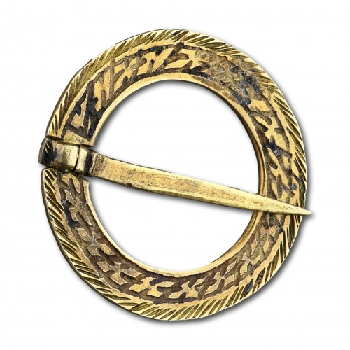  - A Medieval gold ring brooch