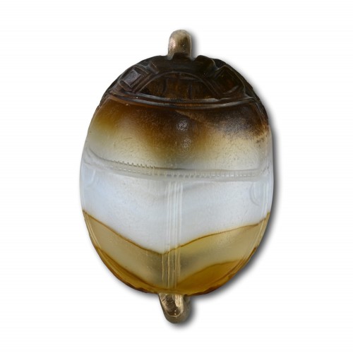 Banded agate scarab with a kneeling warrior - 