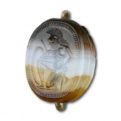 Antiquités - Banded agate scarab with a kneeling warrior