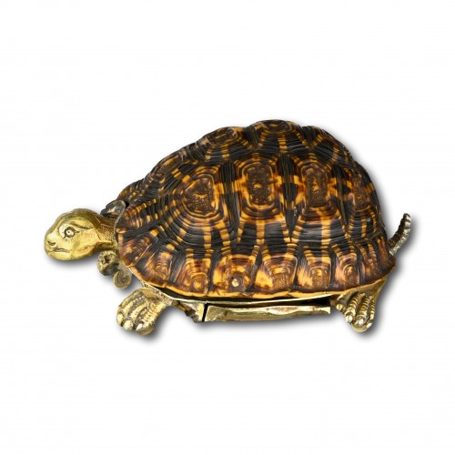 XIXe siècle - Tabatière en forme de tortue étoilée montée en vermeil et argent