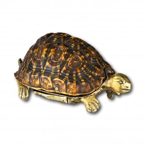 Tabatière en forme de tortue étoilée montée en vermeil et argent - 