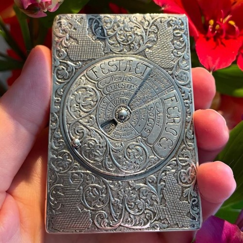 Silver perpetual calendar snuff box - 