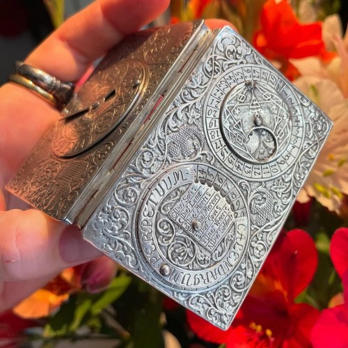  - Silver perpetual calendar snuff box