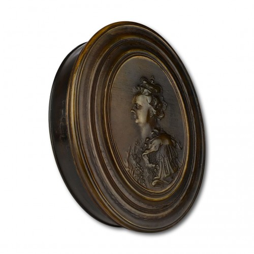 18th century - A Queen Anne pressed horn tobacco box by John Obrisset