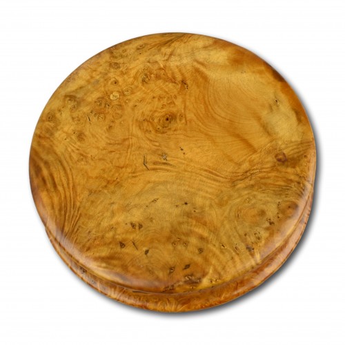 Burr maple snuff box with an erotic secret - 