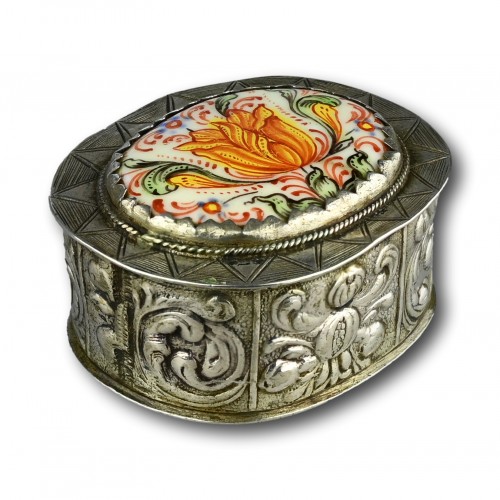 Silver and enamel snuff box with tulips - 