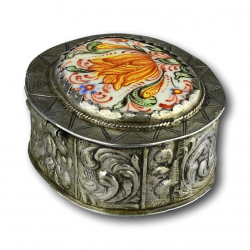 17th century - Silver and enamel snuff box with tulips