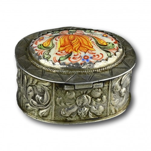 Silver and enamel snuff box with tulips - 