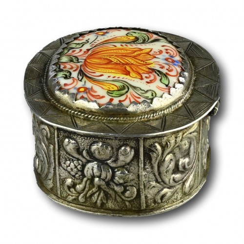  - Silver and enamel snuff box with tulips