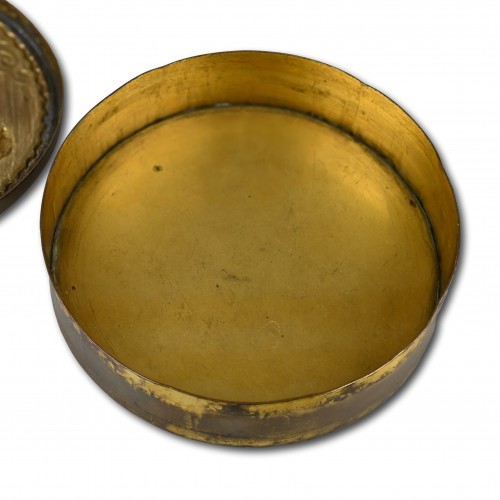 Amusing silver gilt tobacco box with a drunk man - 