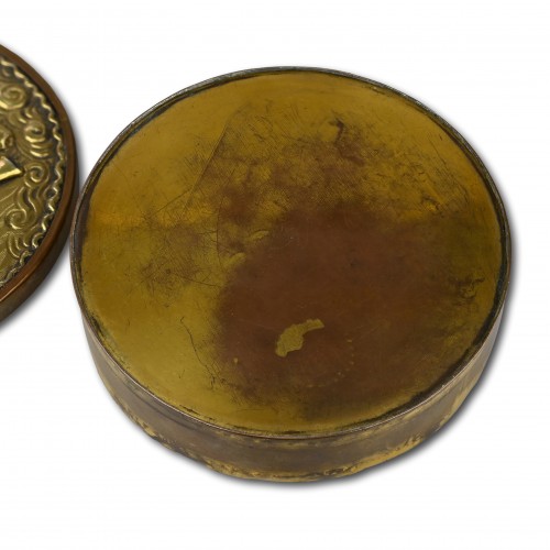  - Amusing silver gilt tobacco box with a drunk man