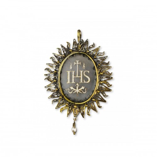 Silver gilt pendant with an enamelled glass ’IHS’