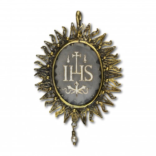 Silver gilt pendant with an enamelled glass ’IHS’ - 