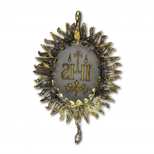 17th century - Silver gilt pendant with an enamelled glass ’IHS’