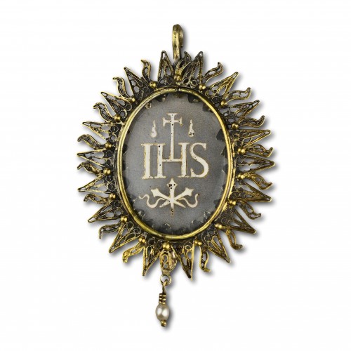 Silver gilt pendant with an enamelled glass ’IHS’ - 