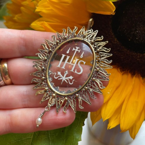 Antiquités - Silver gilt pendant with an enamelled glass ’IHS’