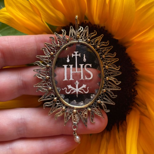 Antiquités - Silver gilt pendant with an enamelled glass ’IHS’