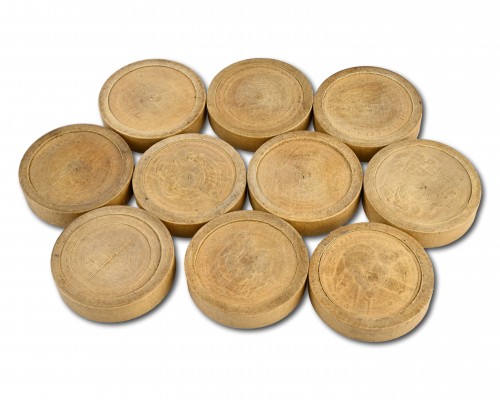 18th century - Twenty one stained and natural pear wood games pieces