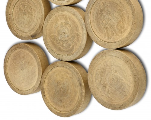 Antiquités - Twenty one stained and natural pear wood games pieces