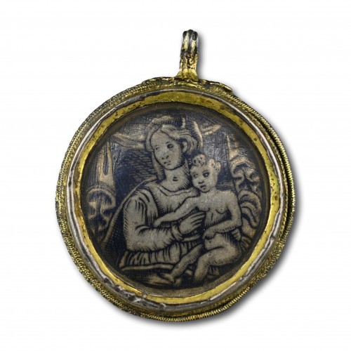 XIe au XVe siècle - Pendentif de mariage en vermeil et niellé