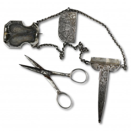 Engraved silver scissor case and chatelaine - Objects of Vertu Style 