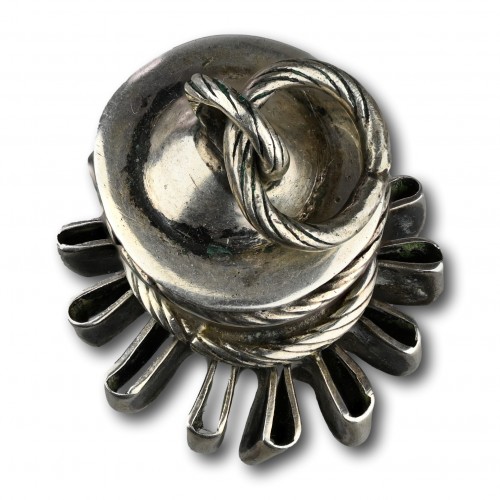 17th century - Silver mounted rock crystal Manu Fica amulet