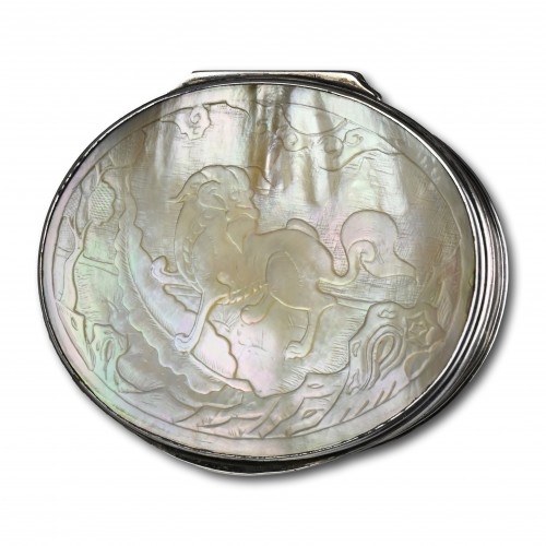 Silver and mother of pearl snuff box - 