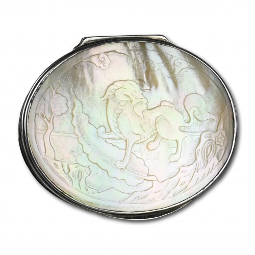 Antiquités - Silver and mother of pearl snuff box