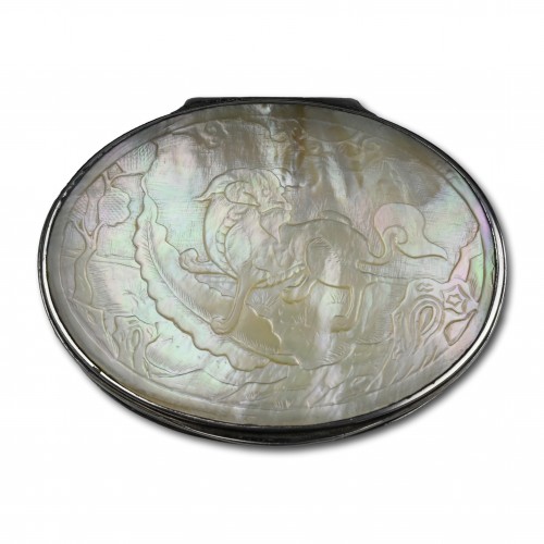 Antiquités - Silver and mother of pearl snuff box