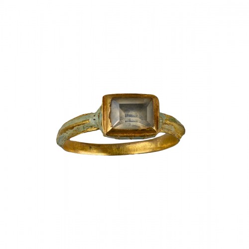 Enamel gold ring with a table cut rock crystal