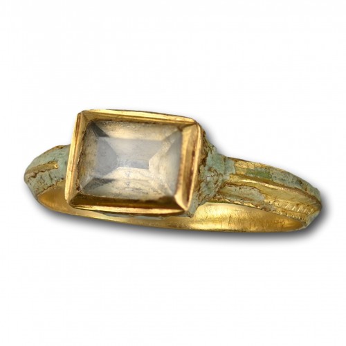 Antique Jewellery  - Enamel gold ring with a table cut rock crystal