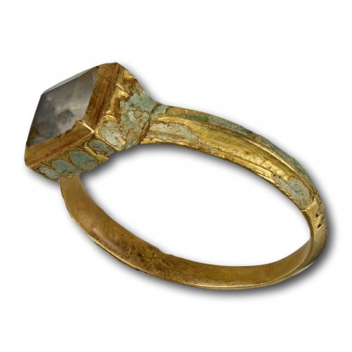 Enamel gold ring with a table cut rock crystal - 