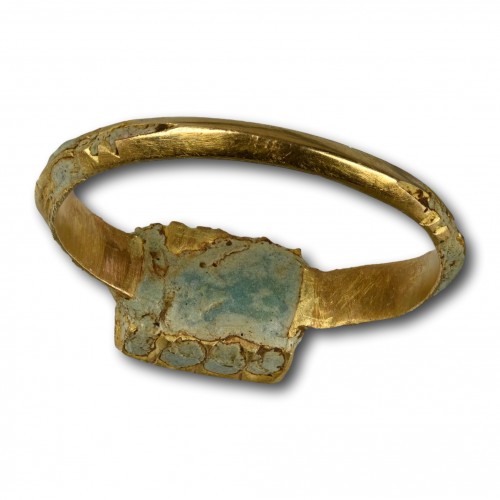 17th century - Enamel gold ring with a table cut rock crystal