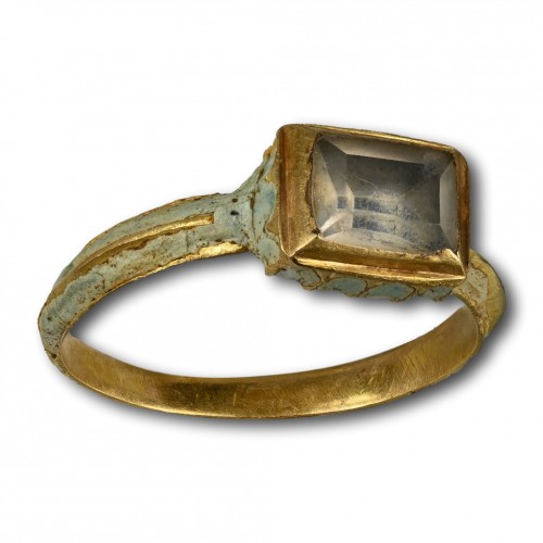  - Enamel gold ring with a table cut rock crystal