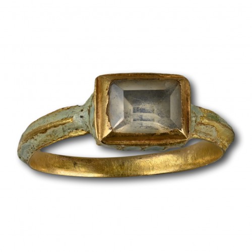 Antiquités - Enamel gold ring with a table cut rock crystal