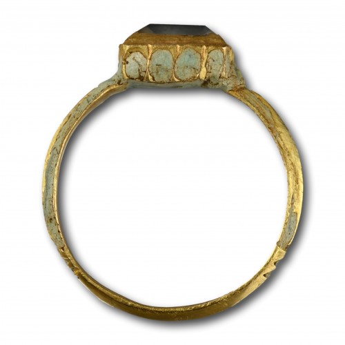 Antiquités - Enamel gold ring with a table cut rock crystal