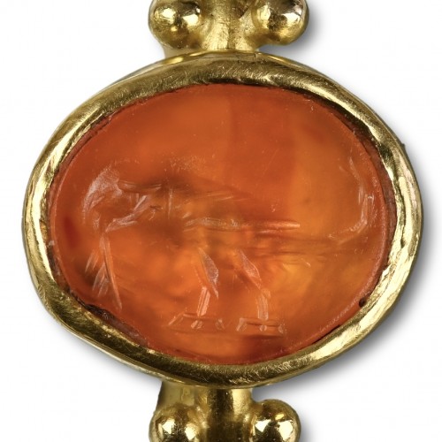 A gold ring set with a Roman intaglio of a Parrot - Antique Jewellery Style 